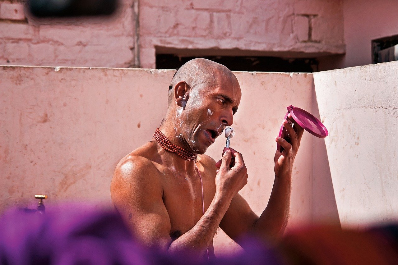 The difference lies in how the two types of razors interact with your skin and hair during the shaving process. 